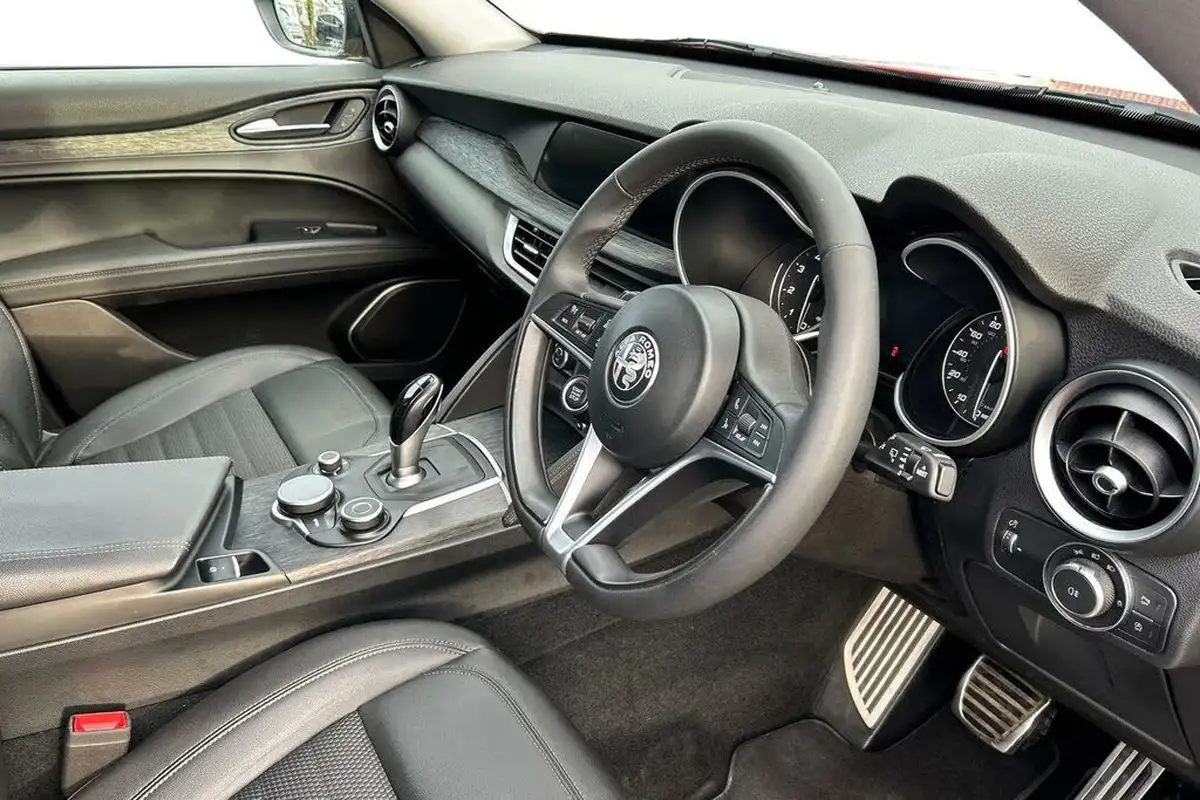 2020-alfa-romeo-stelvio-20-nero-edizione-big-6
