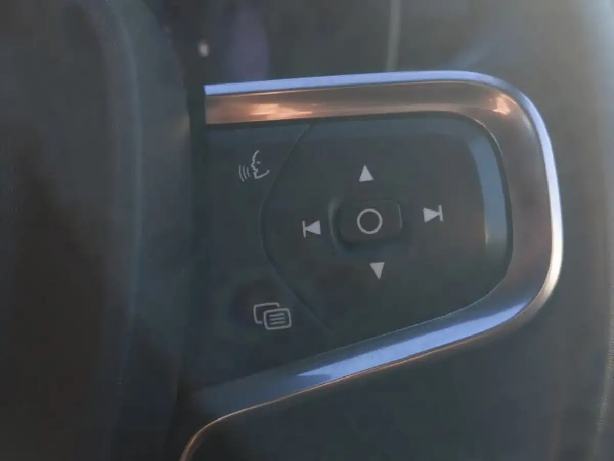 2023-volvo-xc40-20-b3-core-big-17