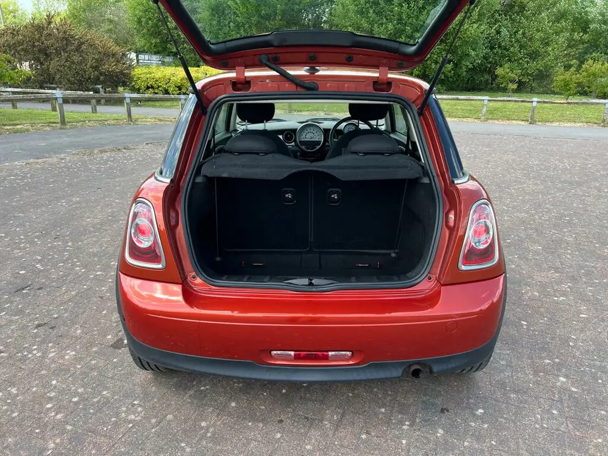 2011-mini-cooper-16-one-98bhp-hatchback-3d-big-10