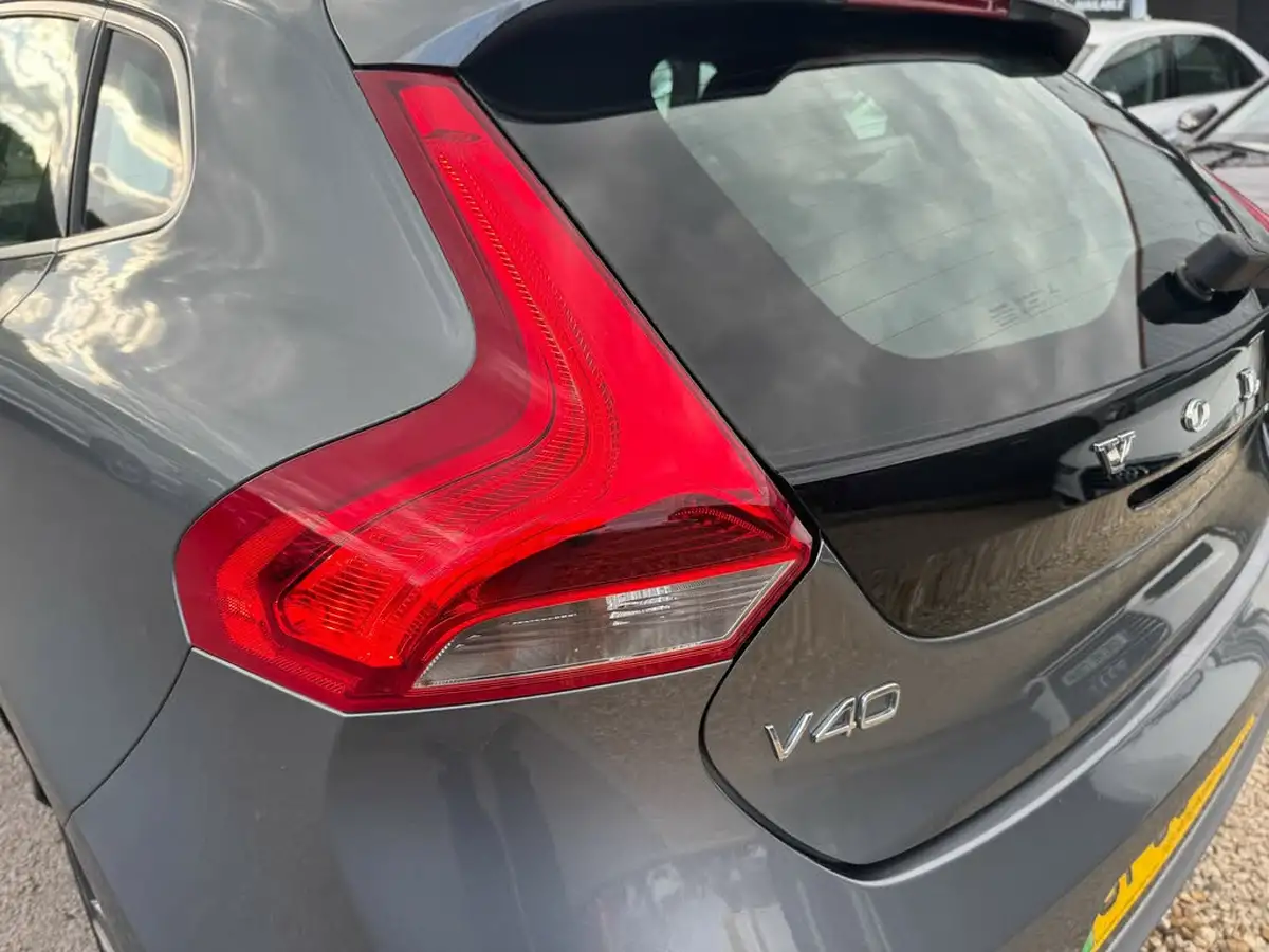 2015-volvo-v40-20td-d2-r-design-lux-nav-big-44