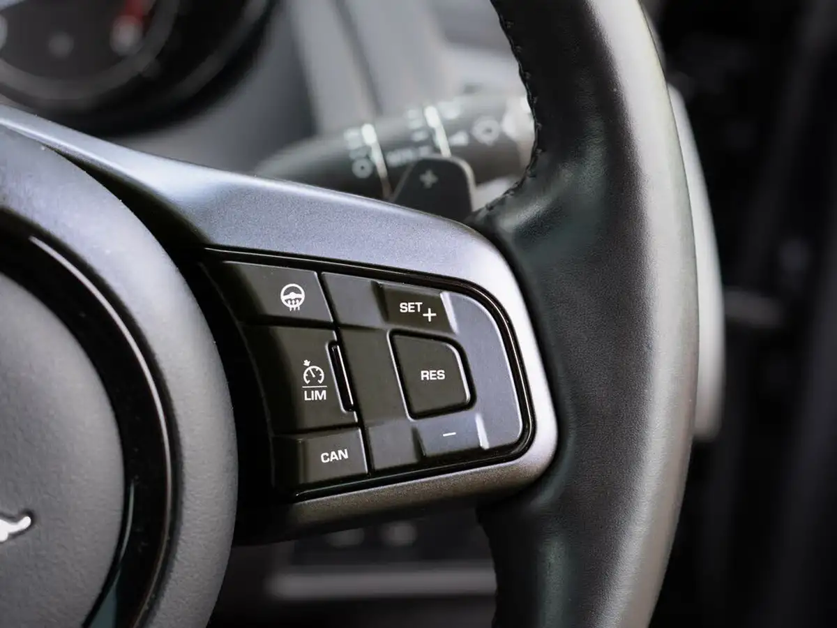 2015-jaguar-f-type-30-v6-coupe-quickshift-big-75