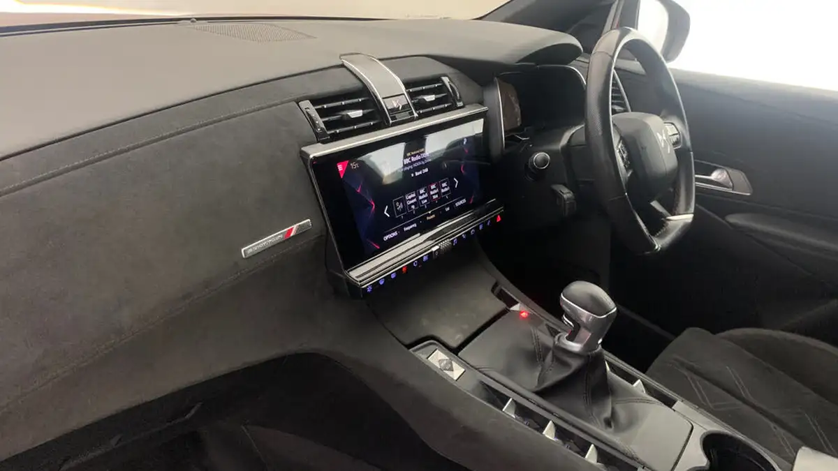 2018-ds-ds-7-crossback-15-bluehdi-performance-line-big-1