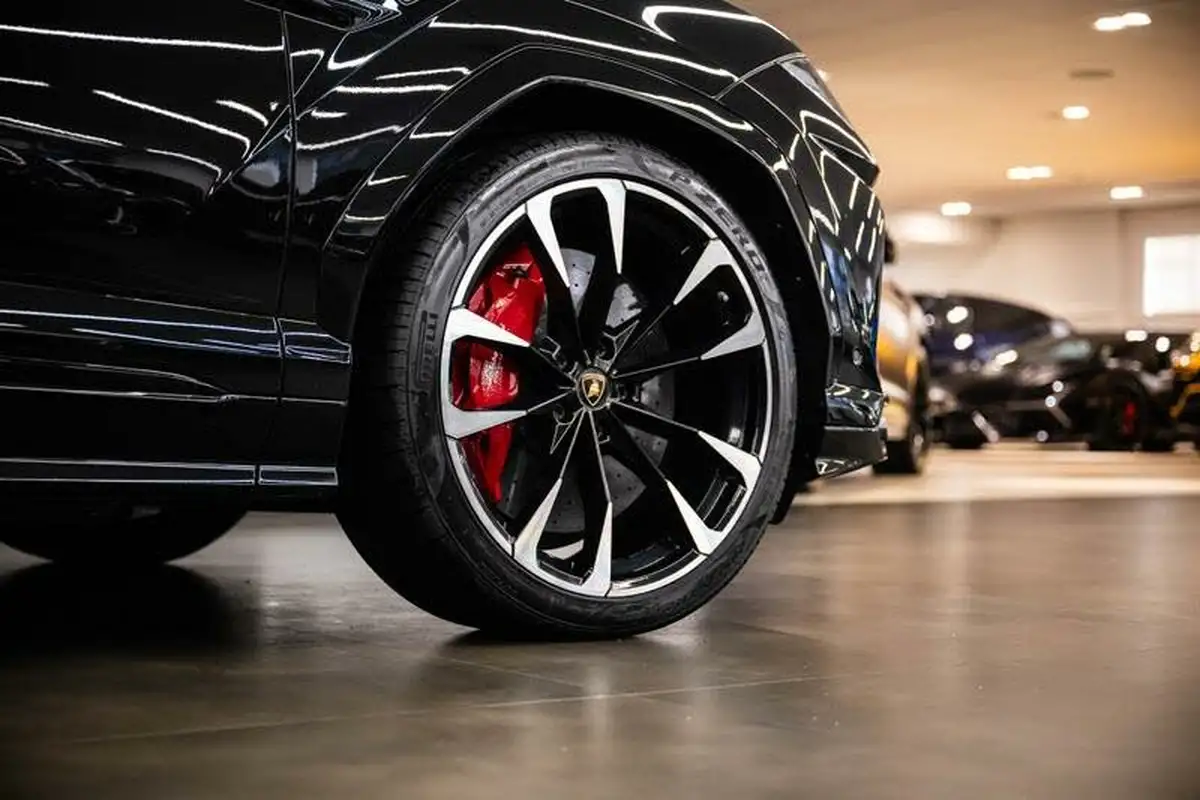 2020-lamborghini-urus-40-no-trim-big-16