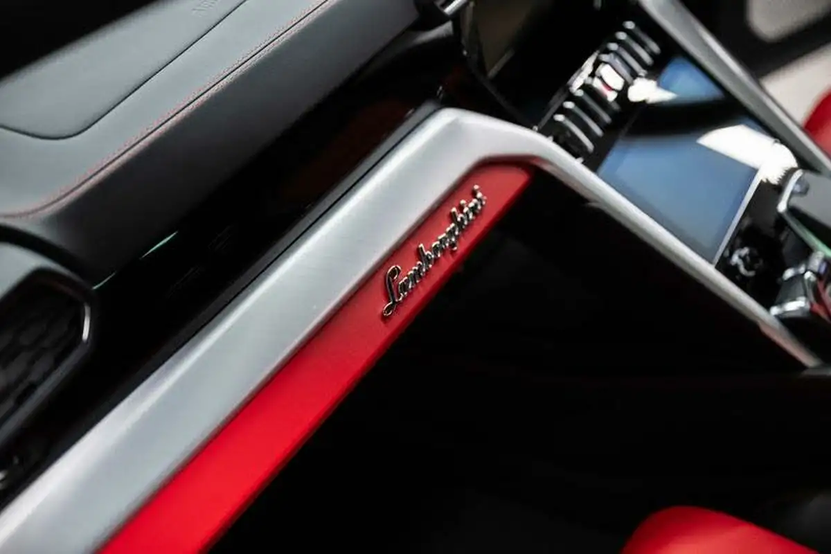 2020-lamborghini-urus-40-no-trim-big-12