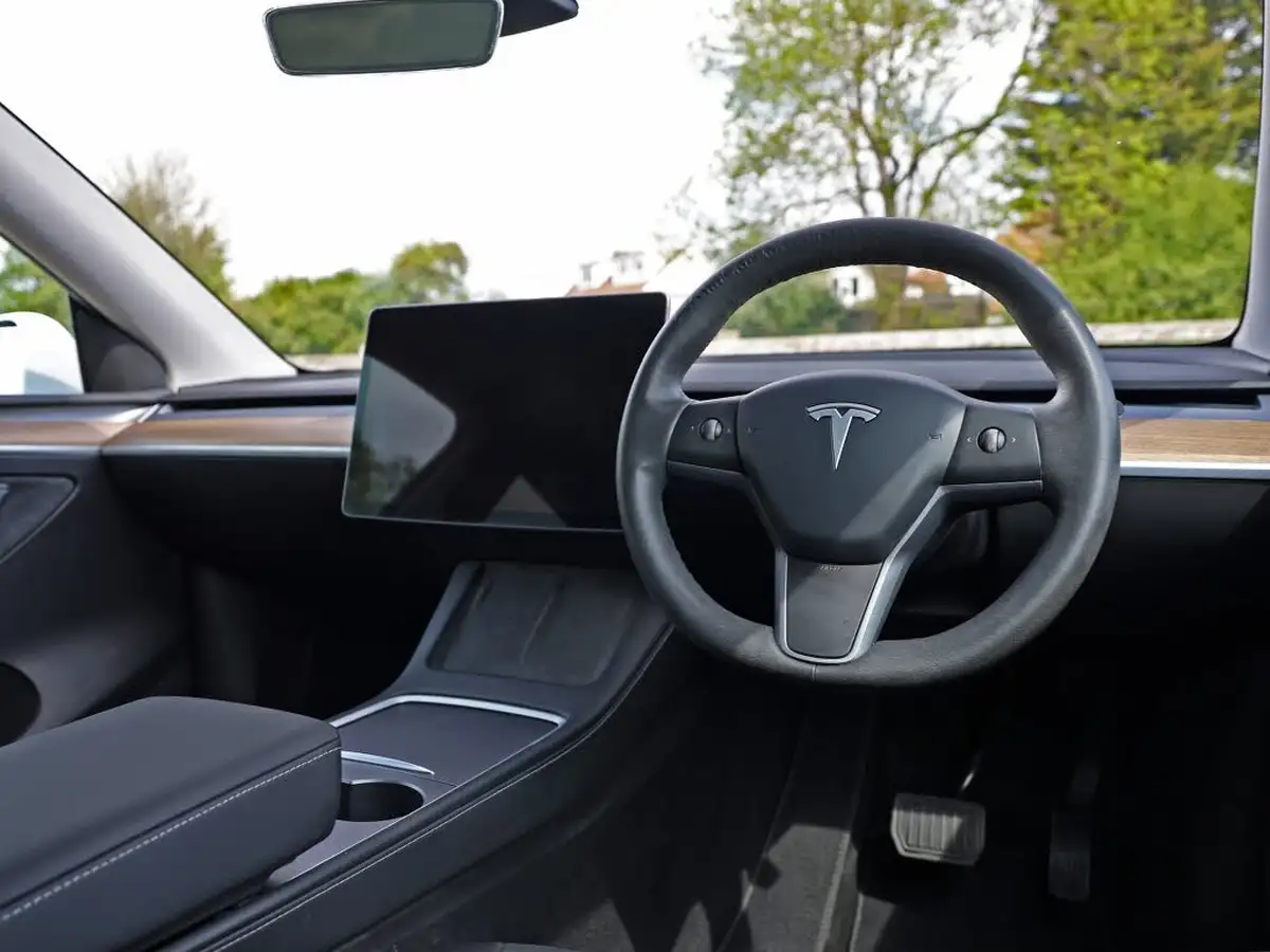 2022-tesla-model-y-e-long-range-big-28