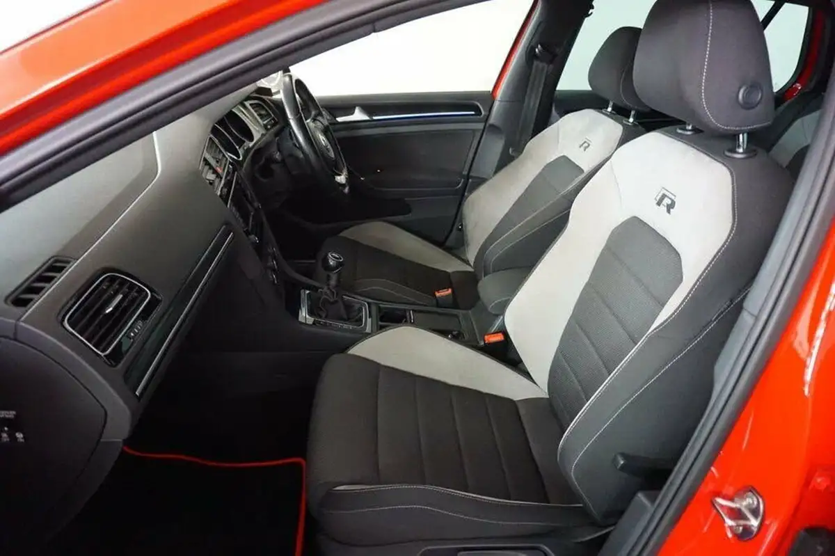 2014-volkswagen-golf-20-tsi-r-5d-big-18