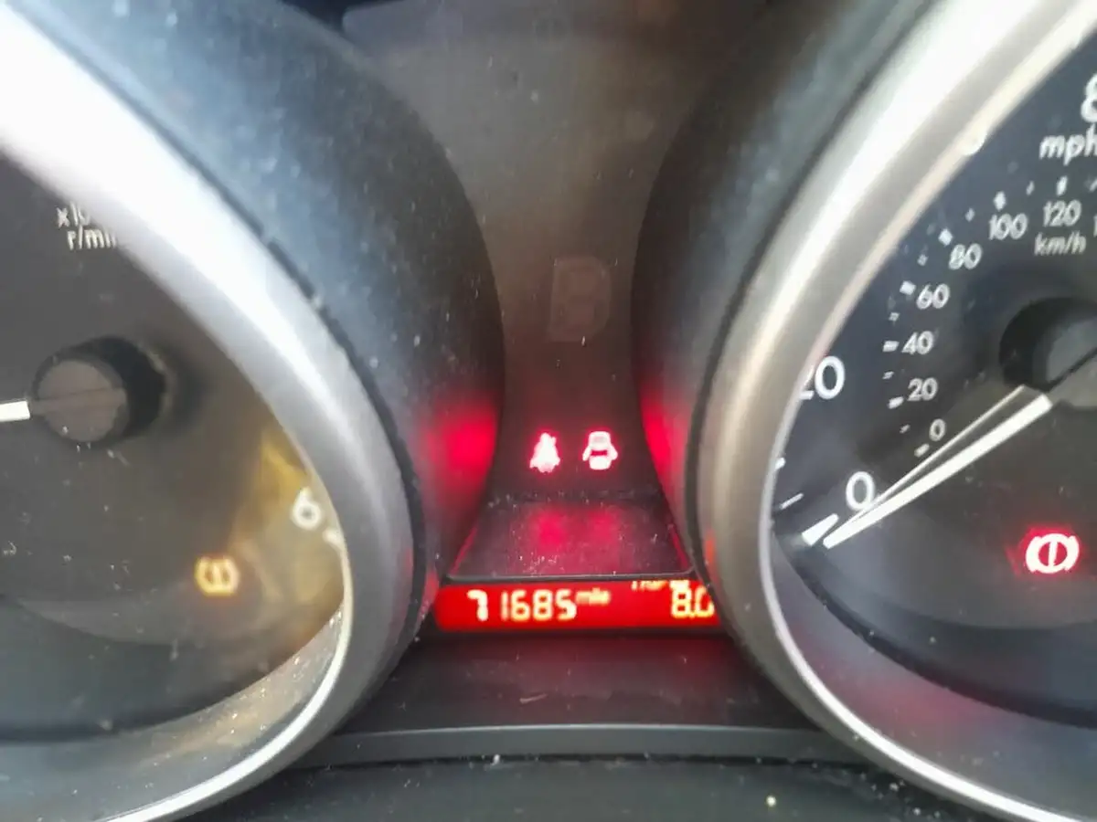 2014-mazda-mazda5-16d-sport-venture-big-8