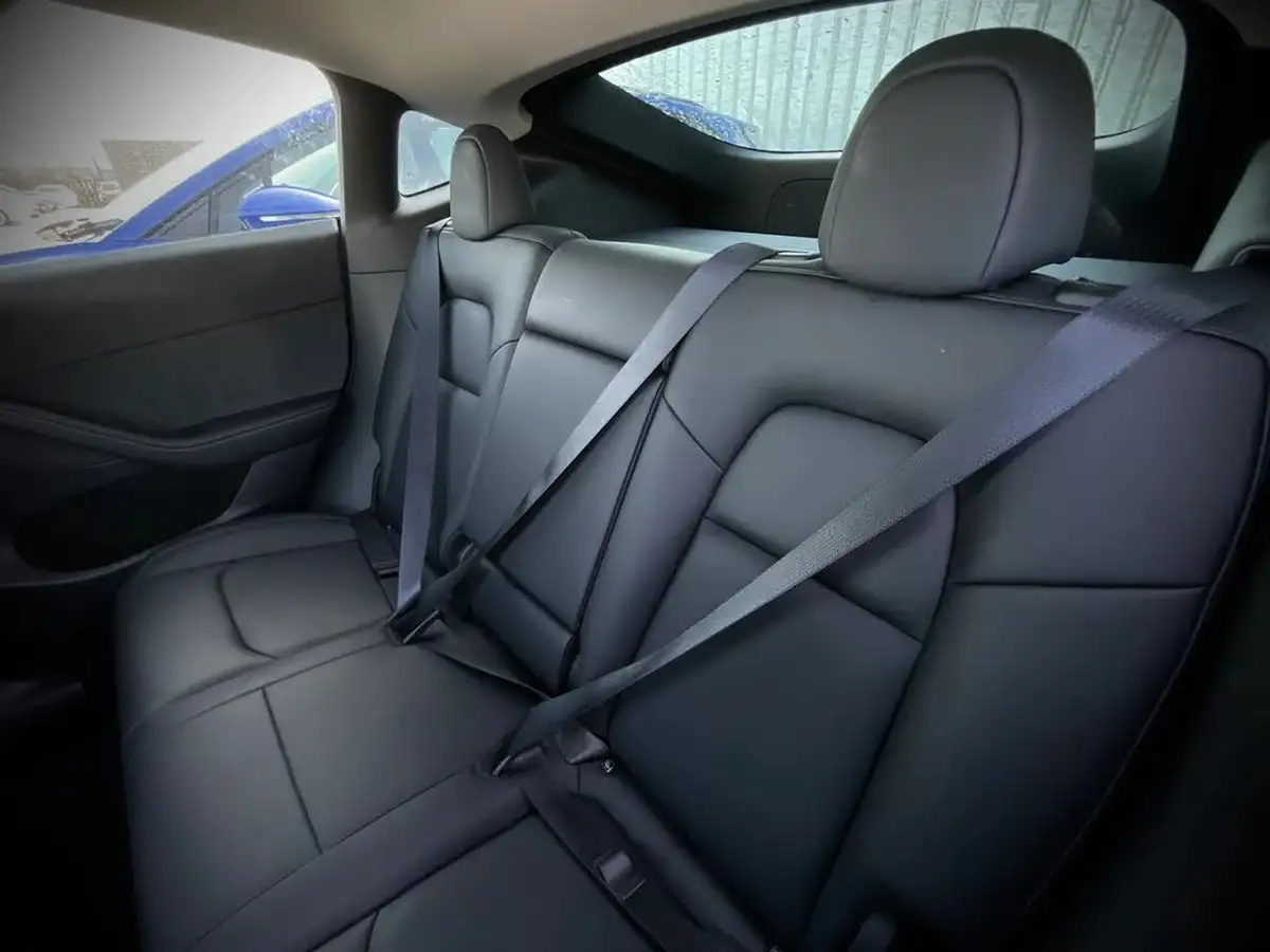 2022-tesla-model-y-e-long-range-big-13