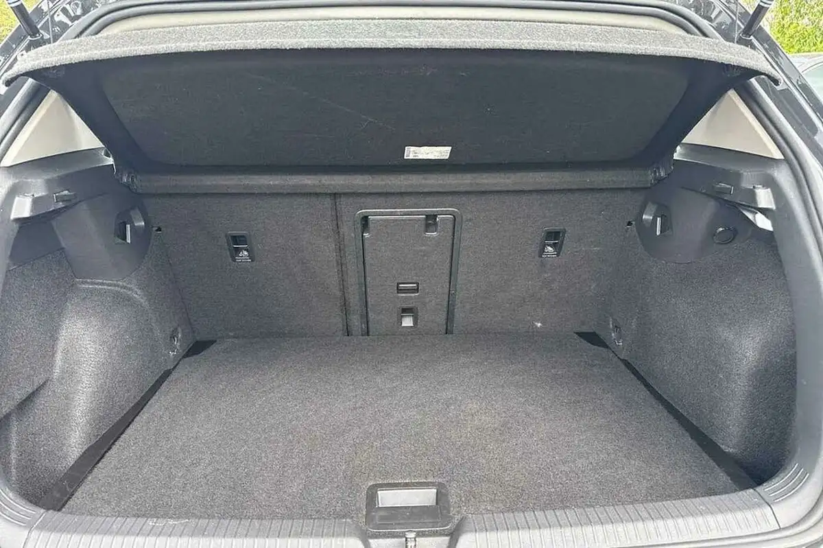 2022-volkswagen-golf-15-etsi-life-150ps-hatchback-big-10