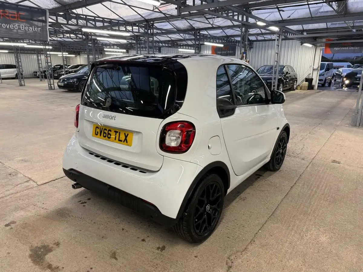 2017-smart-fortwo-09-edition-white-big-7
