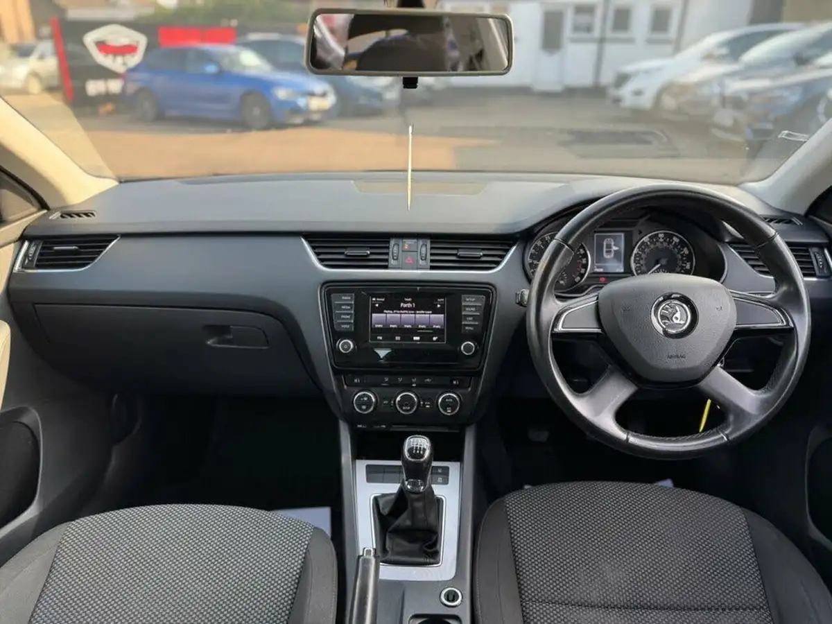 2014-skoda-octavia-20tdi-se-hatchback-big-11