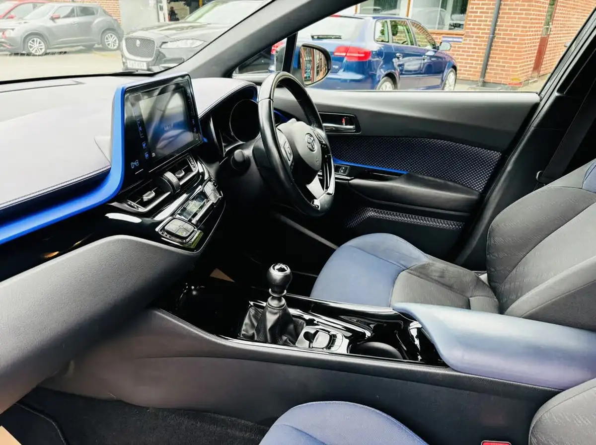 2017-toyota-c-hr-12-dynamic-big-13