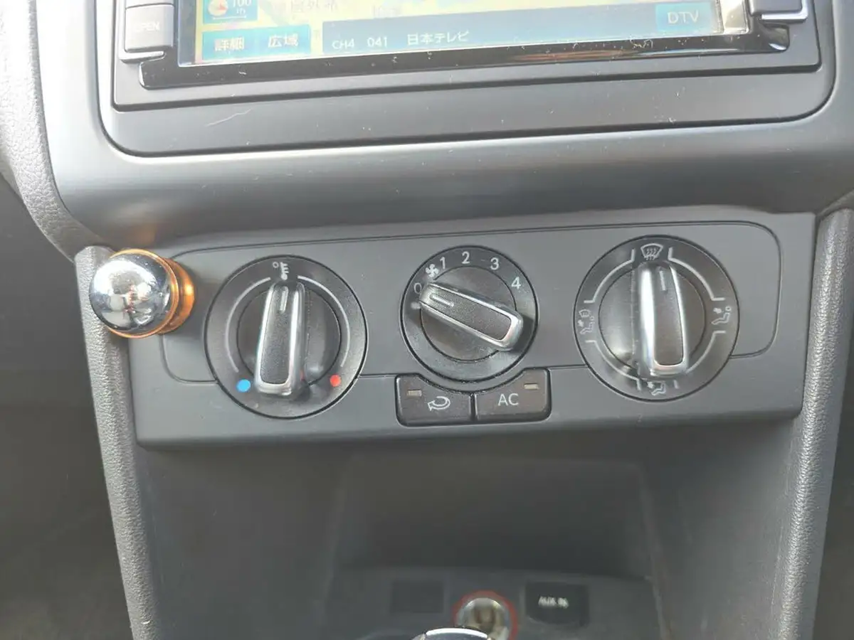 2014-volkswagen-polo-big-34