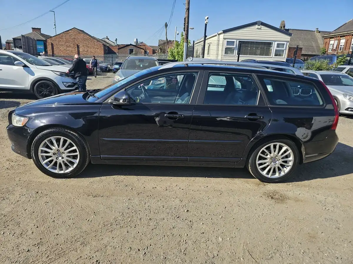 2009-volvo-v50-16td-drive-se-lux-big-3