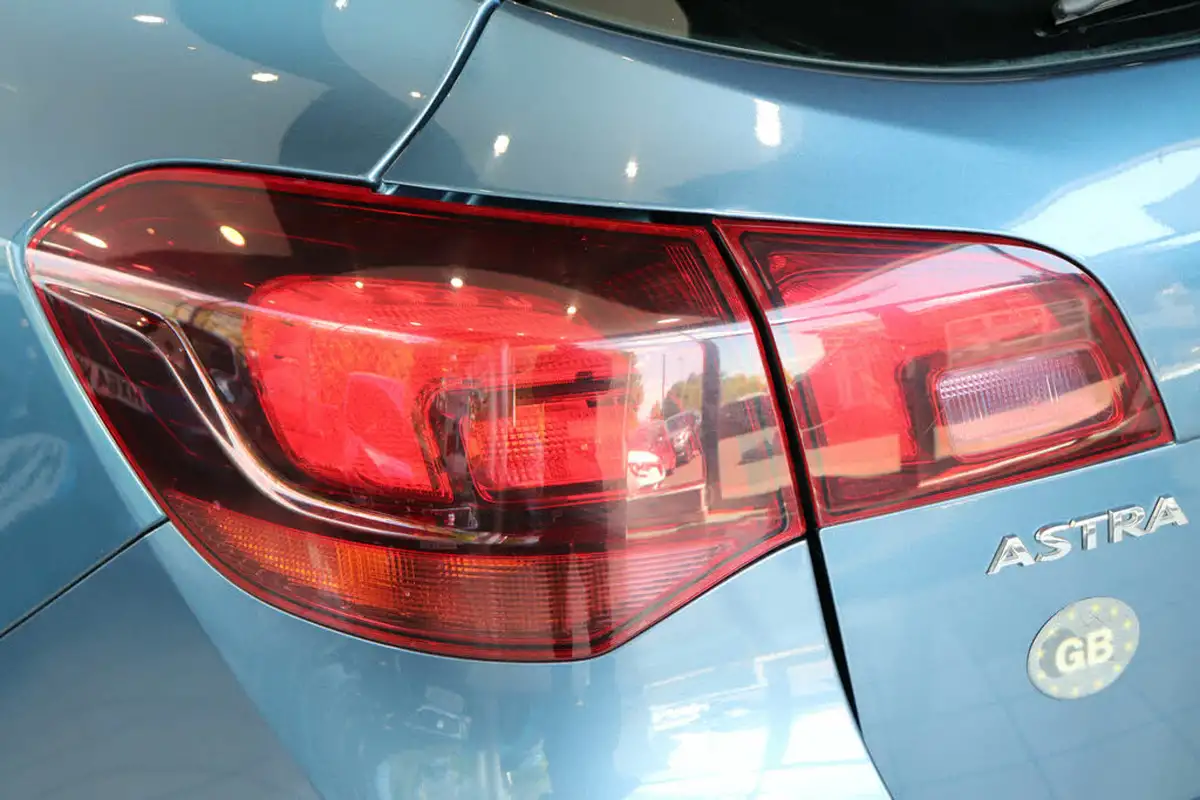 2013-vauxhall-astra-20td-sri-ss-estate-big-73