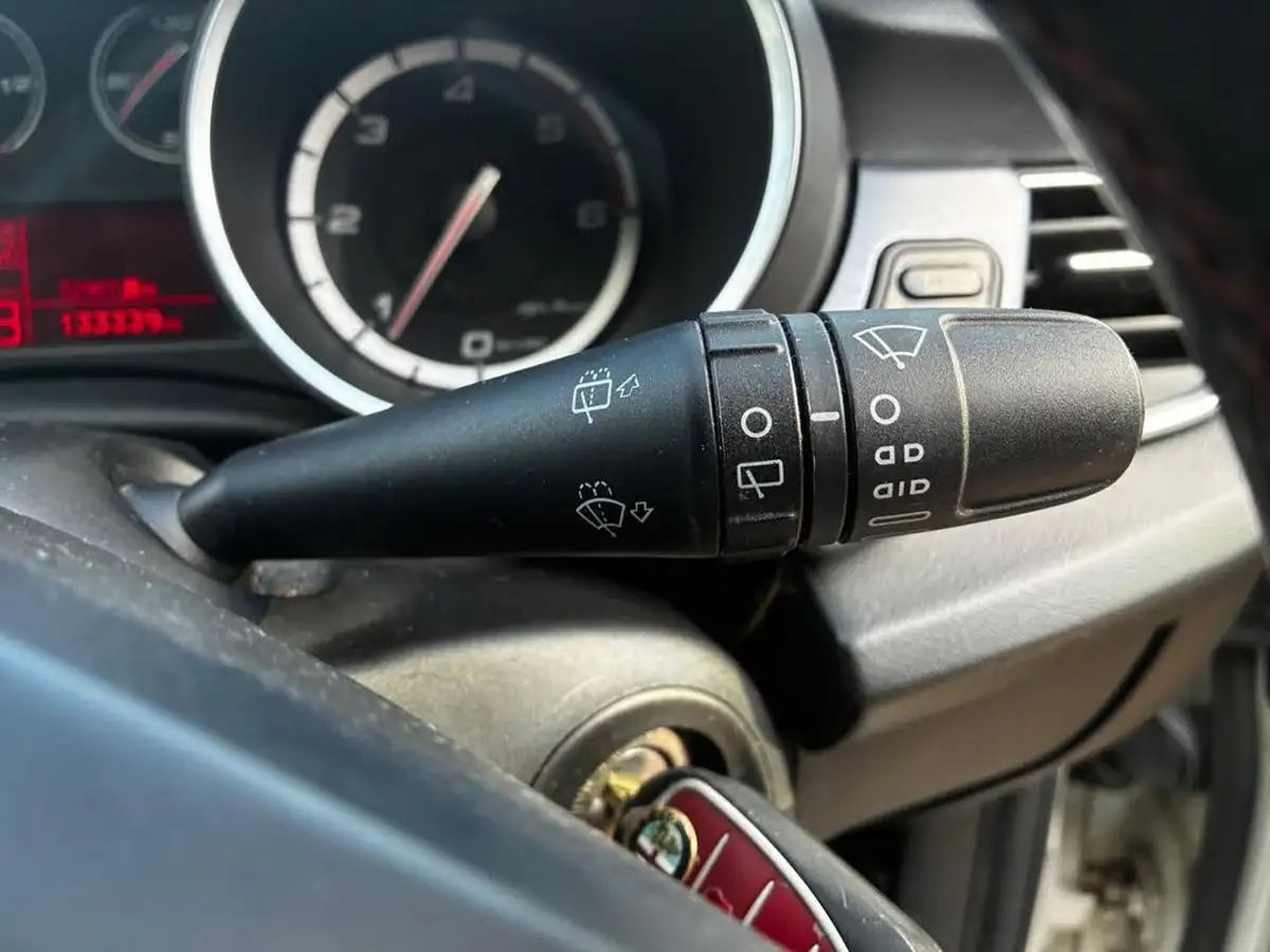 2013-alfa-romeo-giulietta-20td-veloce-140-bhp-big-26