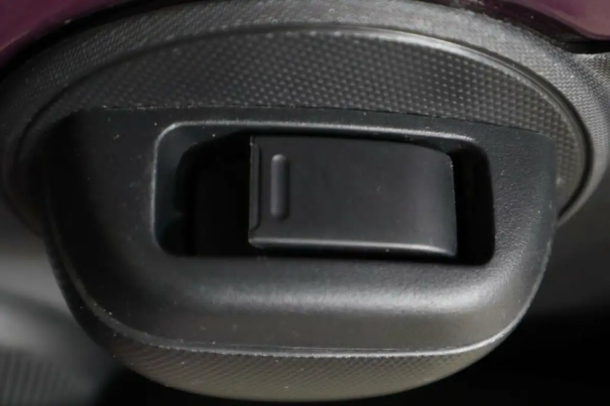 2013-peugeot-107-10-active-3d-big-20