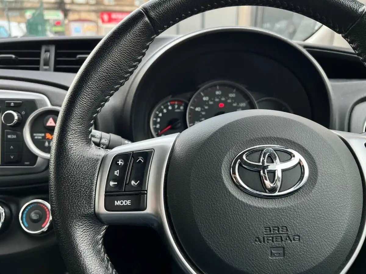 2013-toyota-yaris-133-tr-vvt-i-5d-big-9
