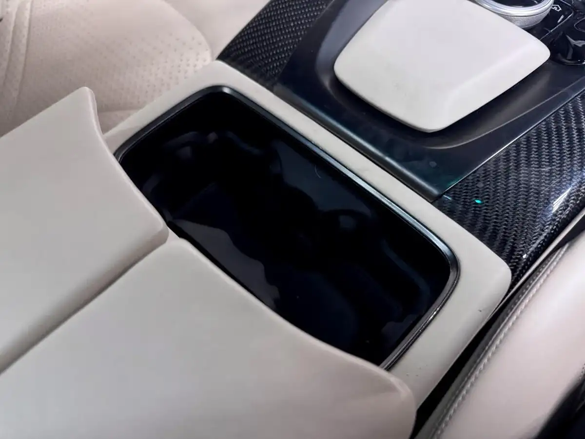 2021-aston-martin-dbx-40-v8-big-30