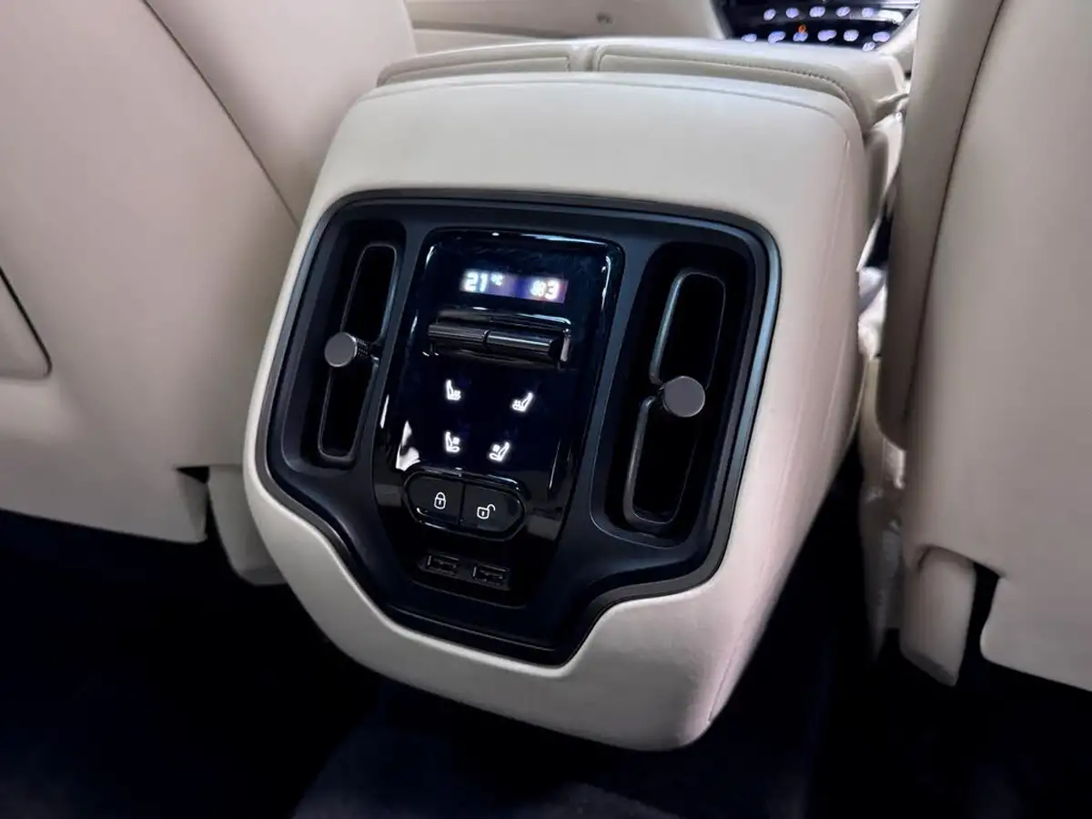 2021-aston-martin-dbx-40-v8-big-26