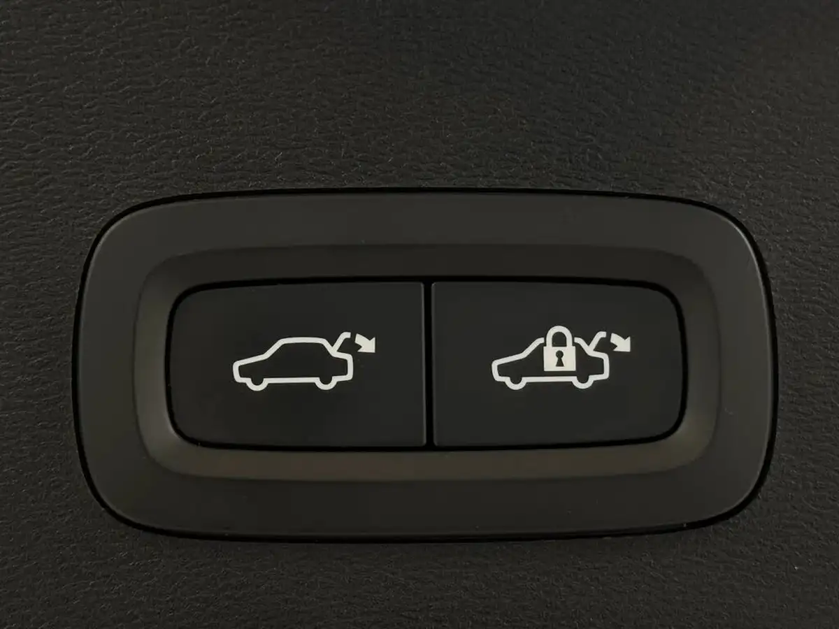 2024-volvo-xc40-20-b3-plus-big-16