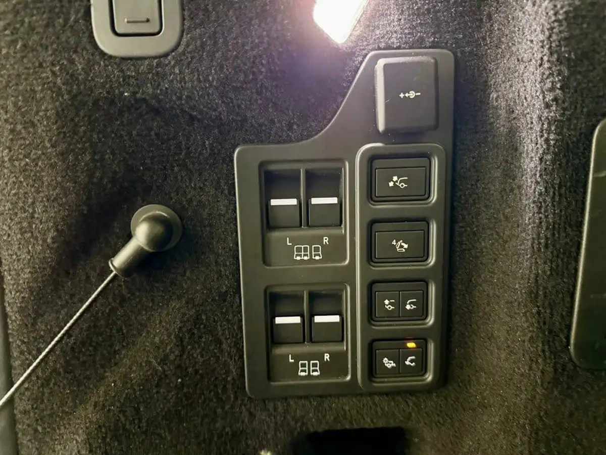 2022-land-rover-discovery-30-d300-metropolitan-edition-big-37