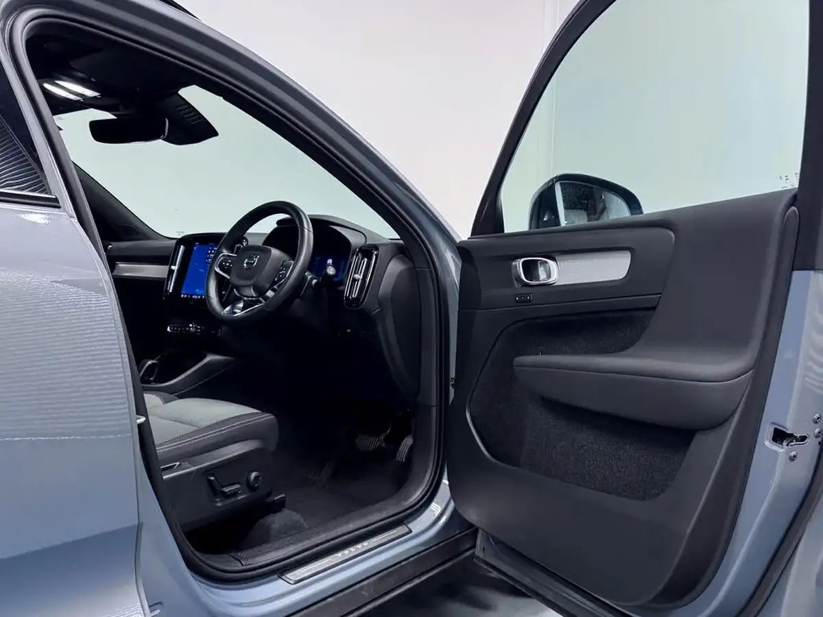 2023-volvo-xc40-20-b3-plus-big-16