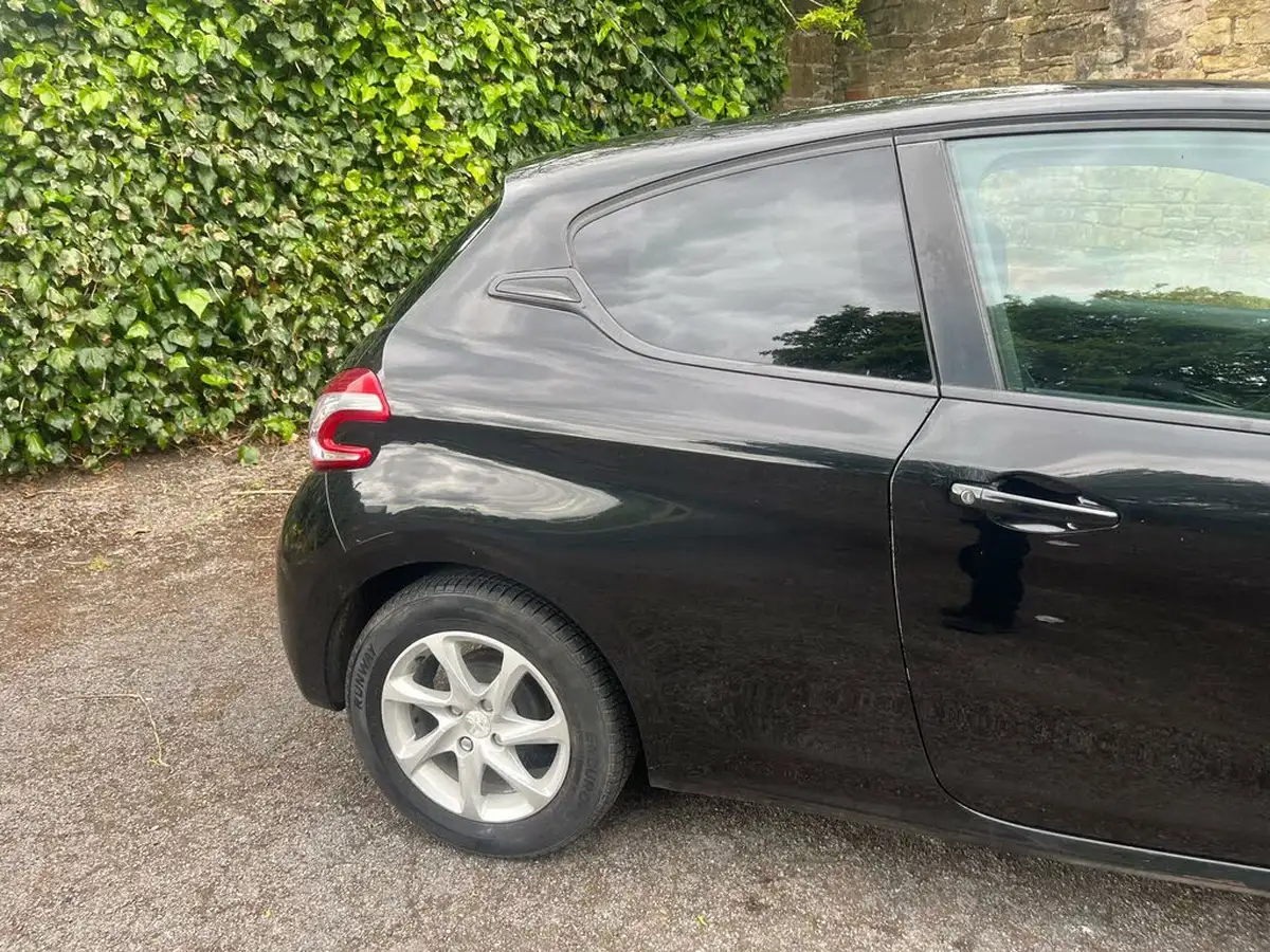 2015-peugeot-208-12-style-puretech-3d-big-61