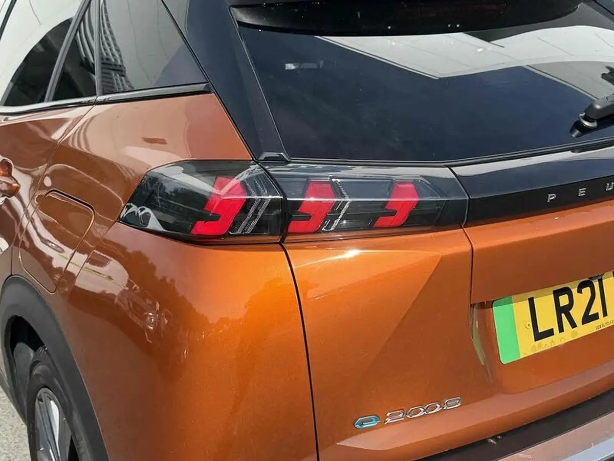 2021-peugeot-2008-suv-e-gt-premium-big-10