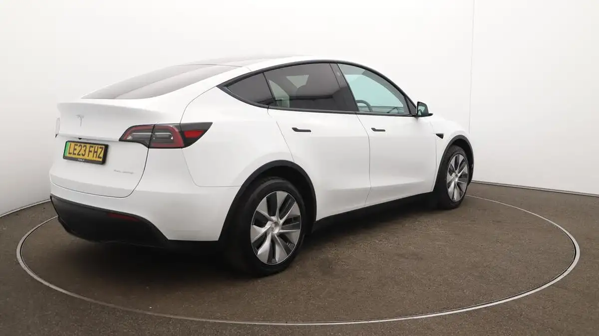 2023-tesla-model-y-e-long-range-big-53