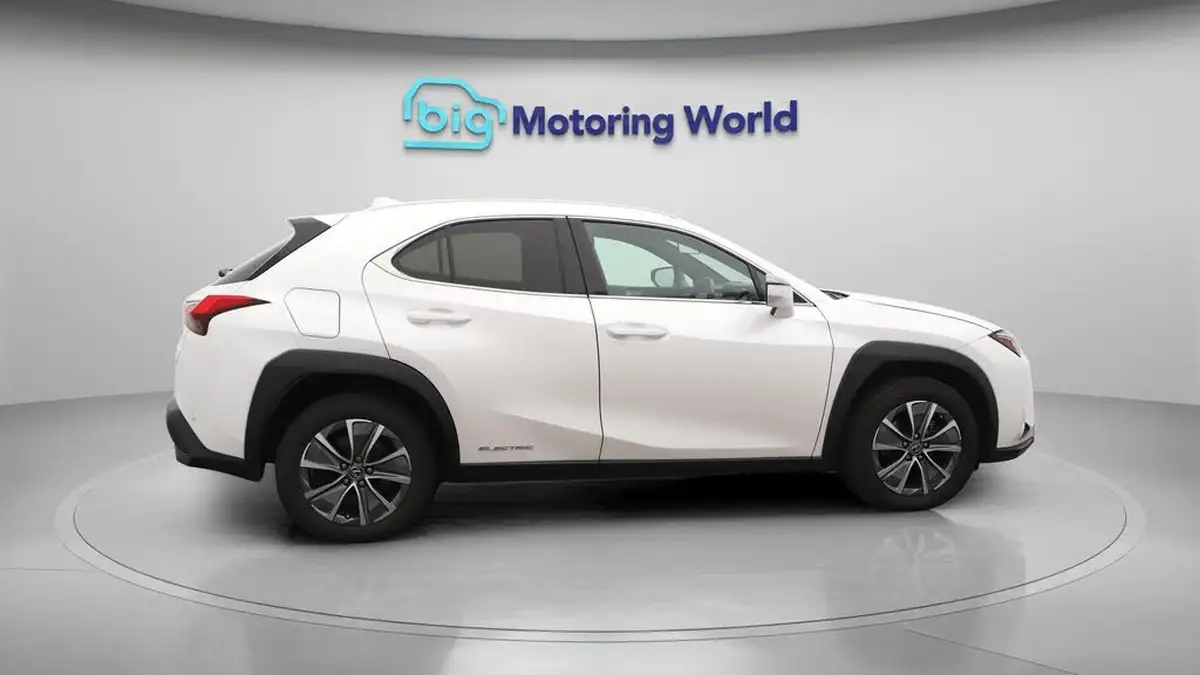 2021-lexus-ux-300e-e-ux-big-7