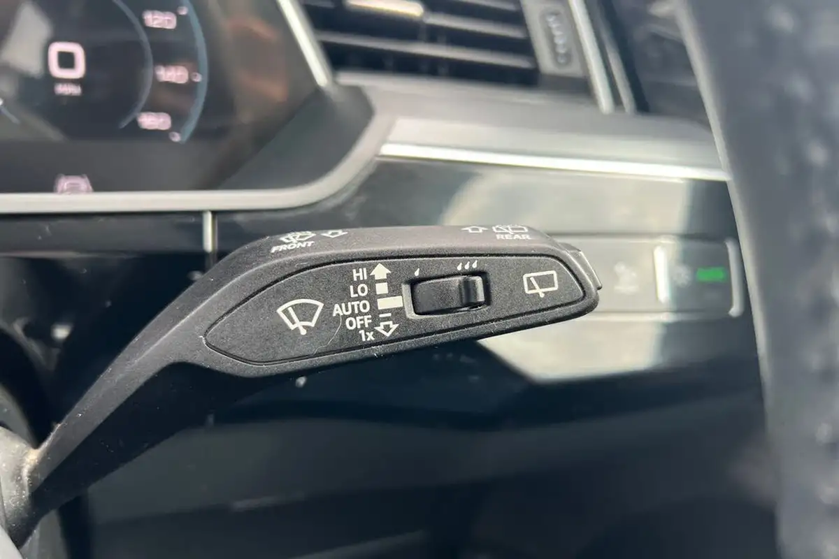 2019-audi-e-tron-55e-launch-edition-big-32