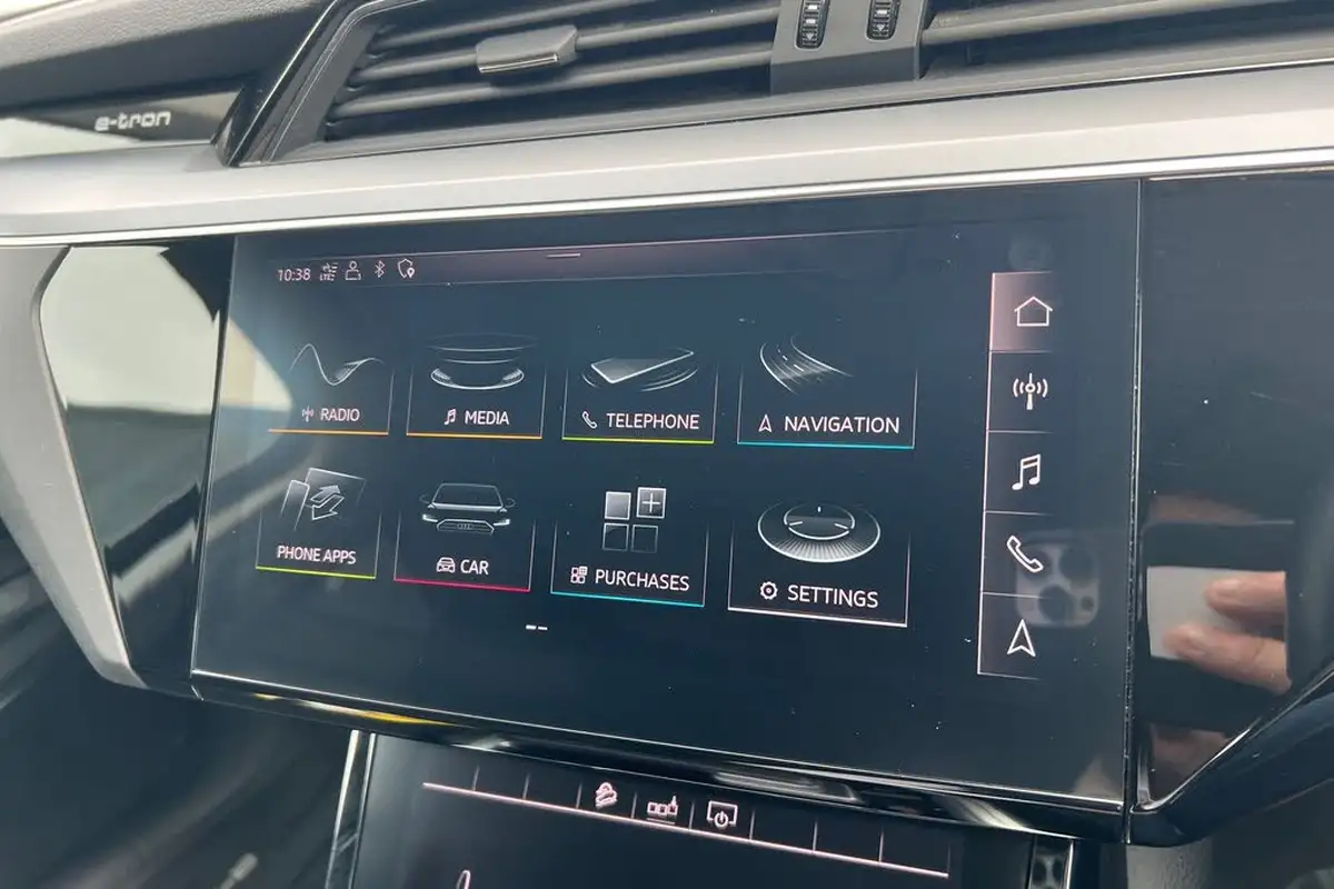 2019-audi-e-tron-55e-launch-edition-big-28