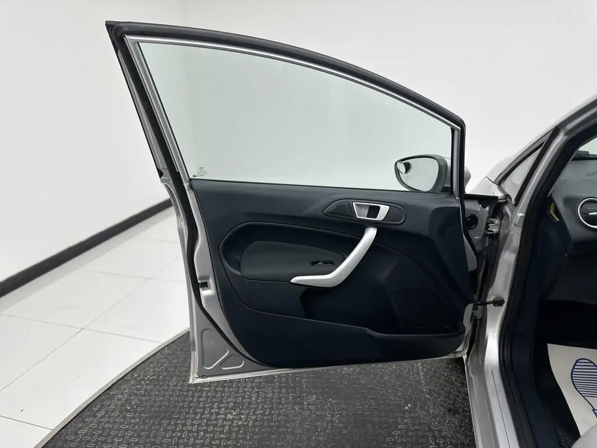 2012-ford-fiesta-125-zetec-5d-big-23