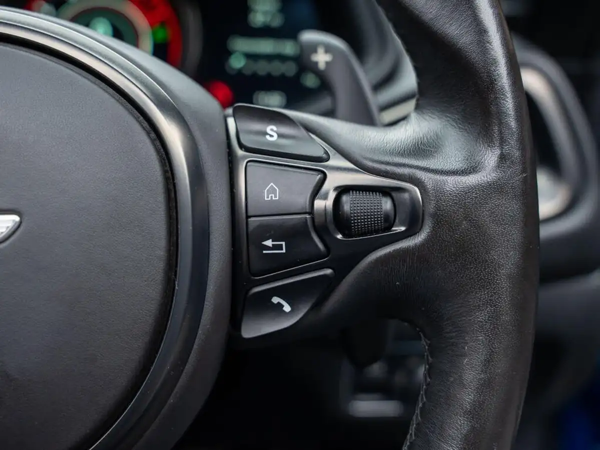 2019-aston-martin-db11-big-29