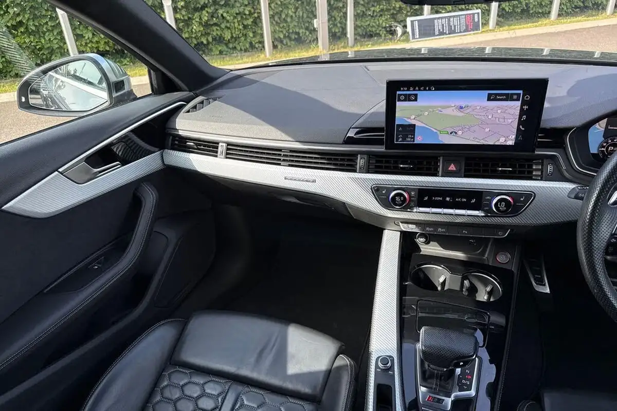 2022-audi-rs4-avant-29-tfsi-big-34