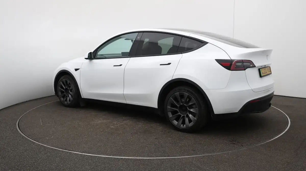 2022-tesla-model-y-e-long-range-big-34