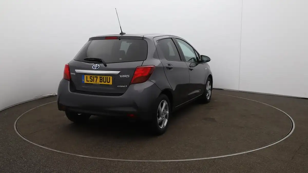 2017-toyota-yaris-15-vvt-i-icon-hybrid-big-55