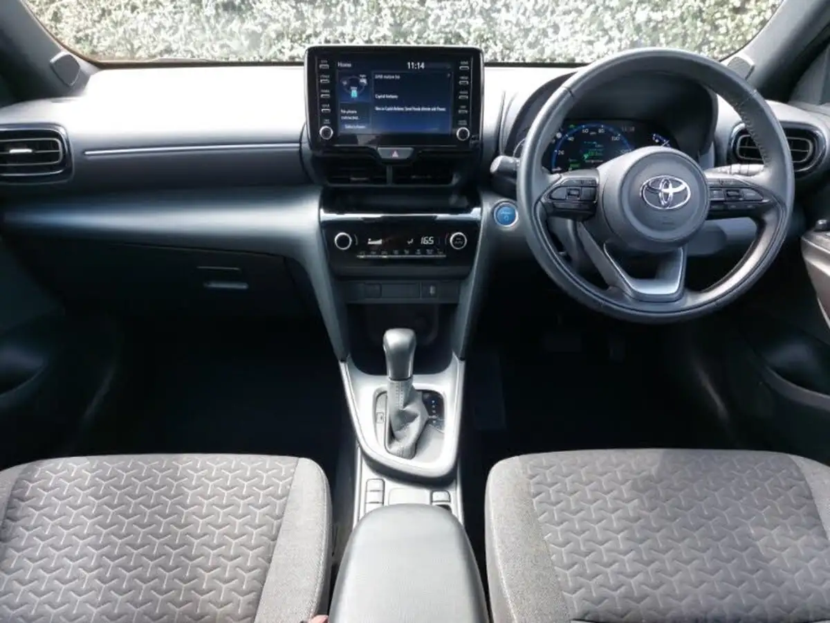2021-toyota-yaris-15-vvt-i-design-panoramic-roof-big-2