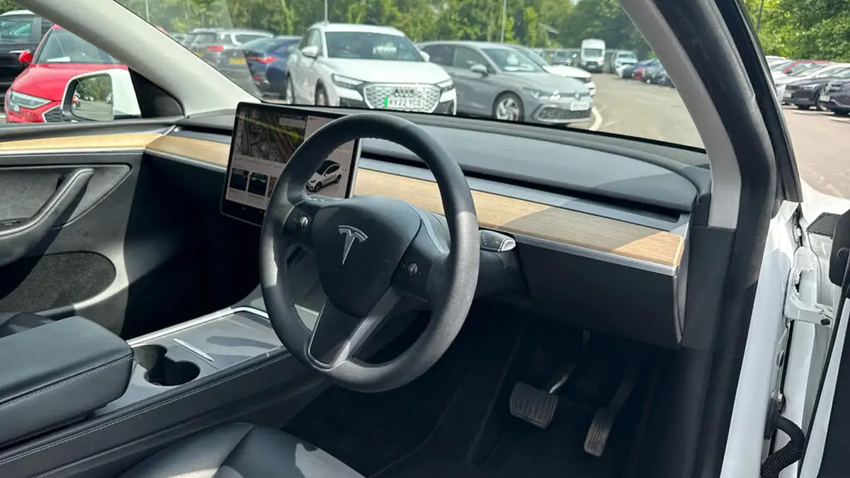 2022-tesla-model-y-e-long-range-big-8