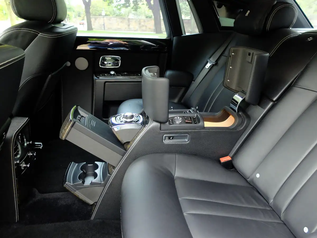 2016-rolls-royce-phantom-67-coupe-2d-big-24