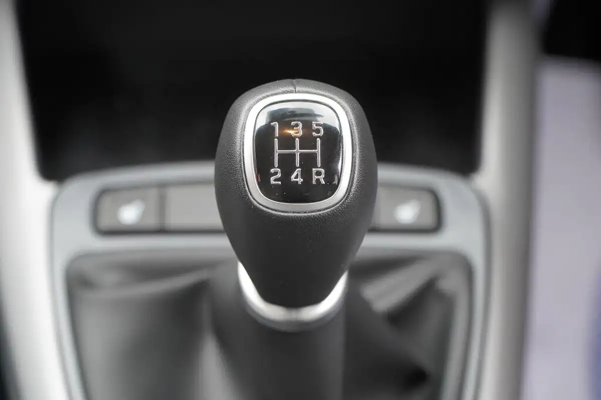 2024-hyundai-i10-12-premium-84ps-big-47
