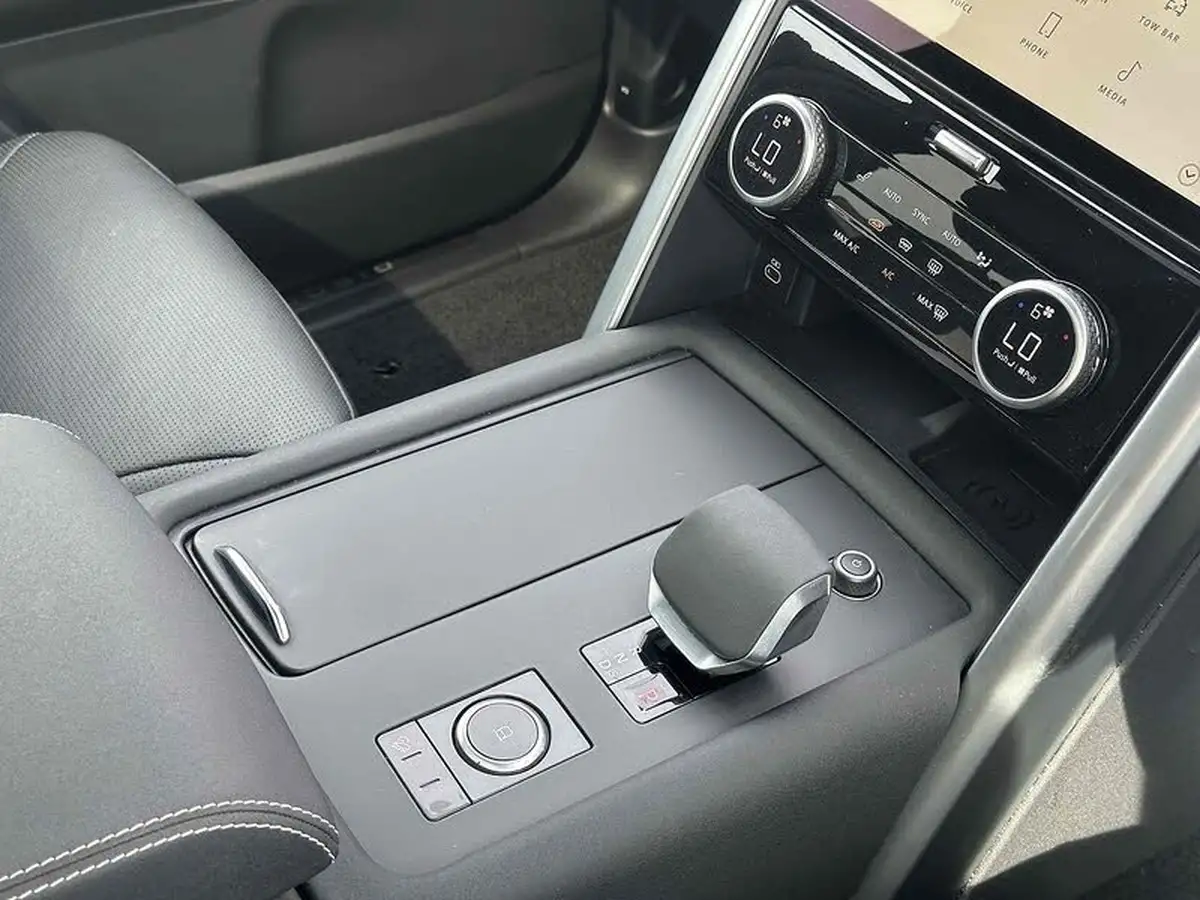 2023-land-rover-discovery-30-d300-dynamic-hse-big-37