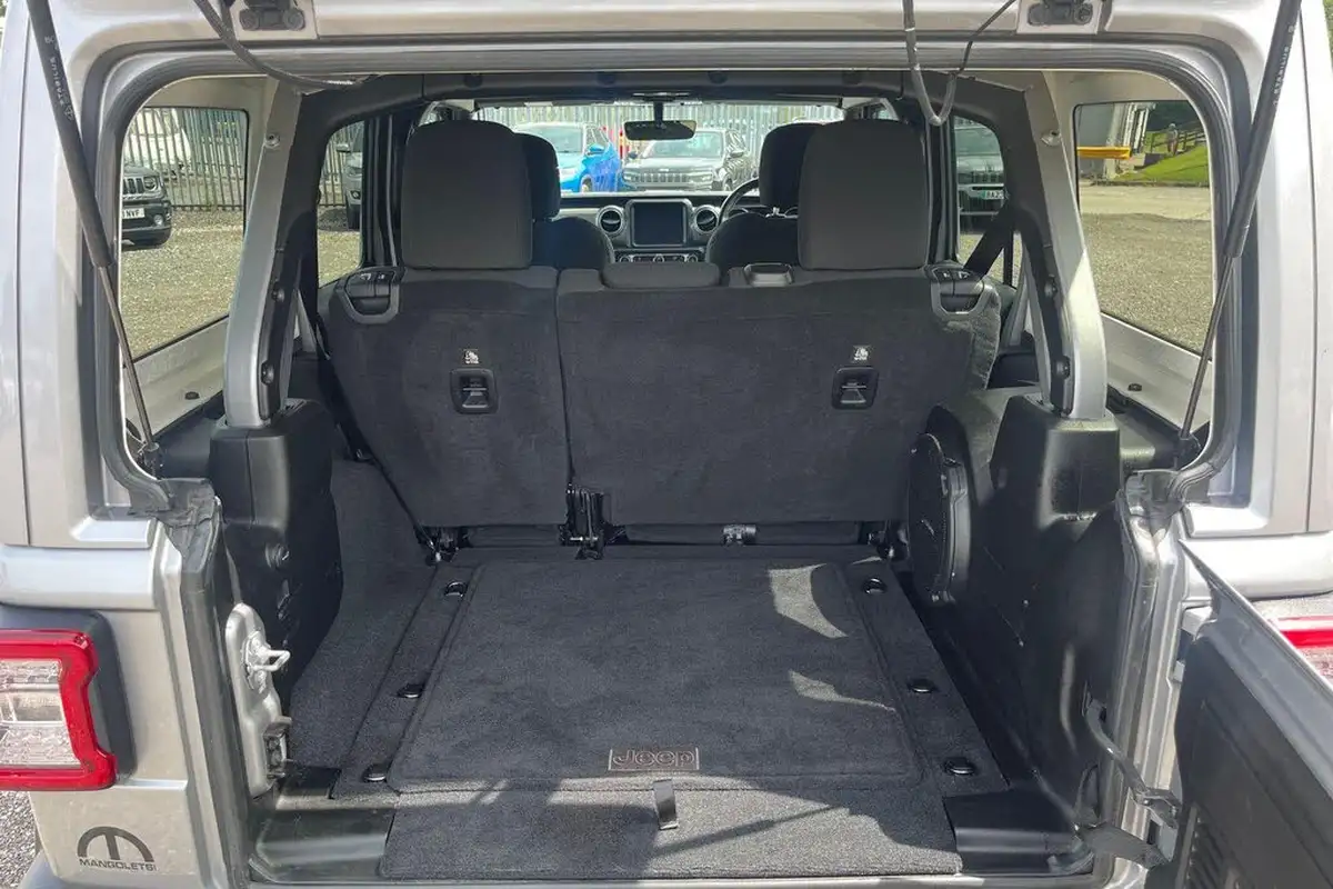 2019-jeep-wrangler-20-gme-sahara-hard-5d-big-19