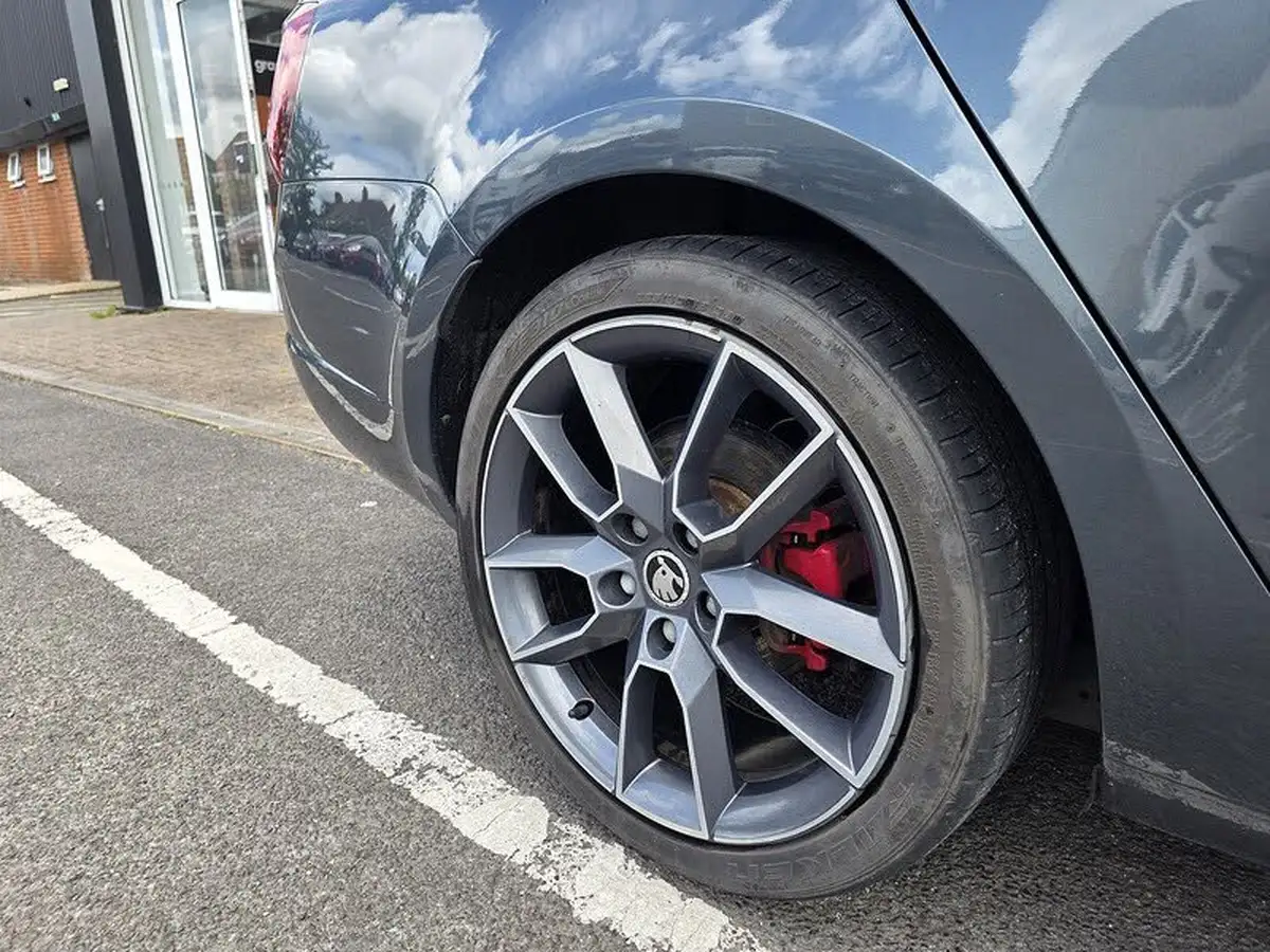 2017-skoda-octavia-20tdi-vrs-estate-big-8