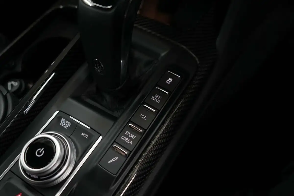 2021-maserati-levante-38-trofeo-big-31
