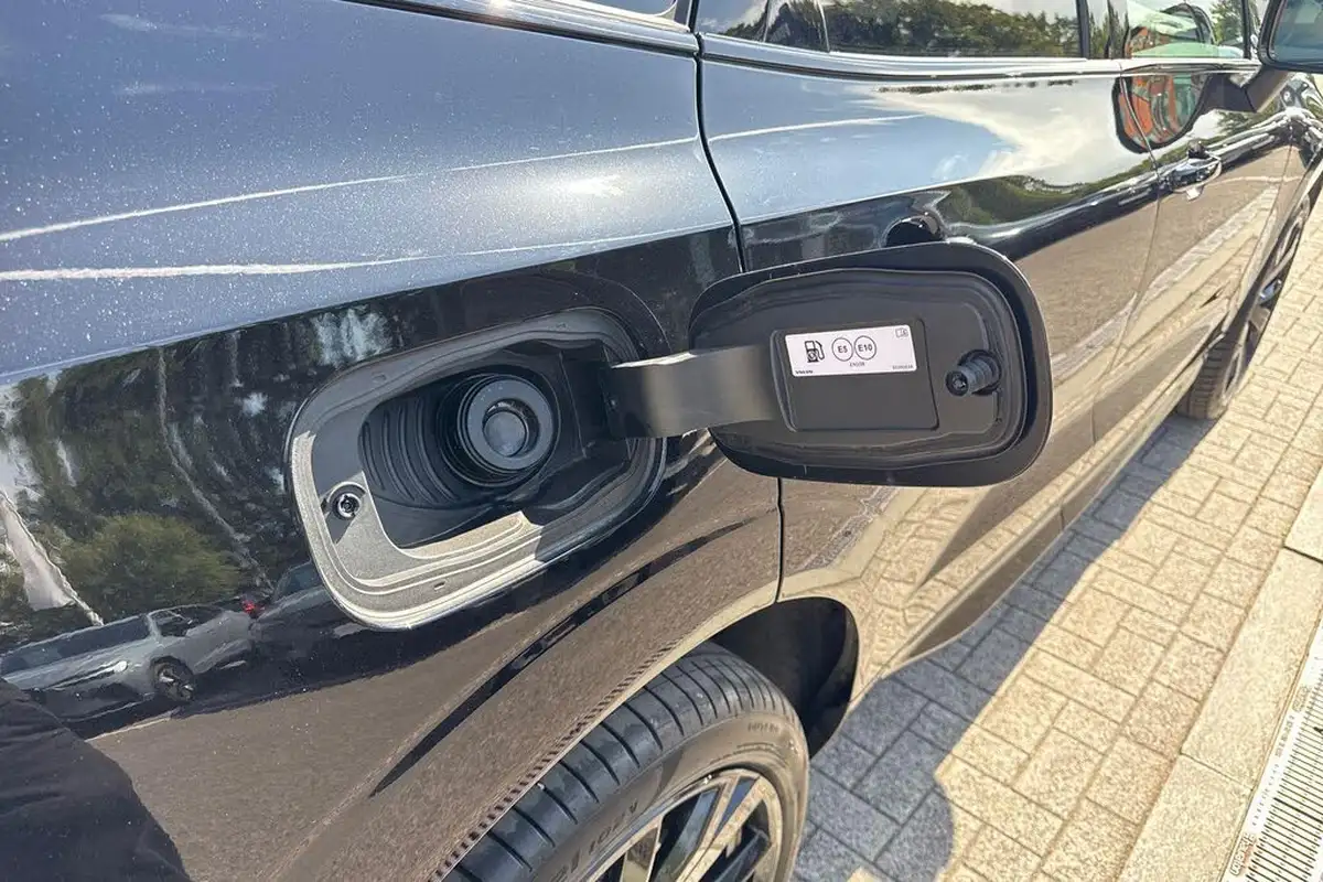 2025-volvo-xc60-20-b5-plus-black-edition-big-17