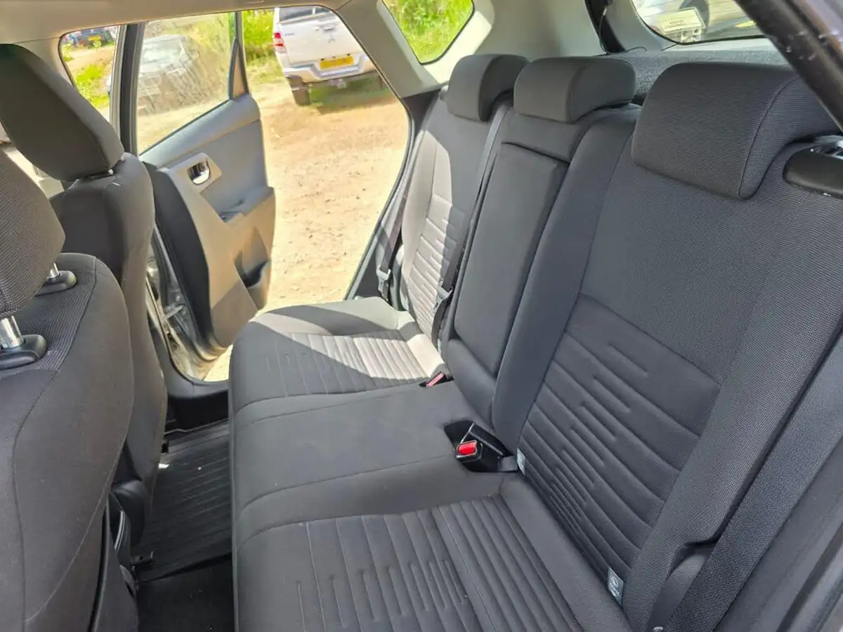 2016-toyota-auris-18-vvt-i-hsd-icon-hatchback-big-27