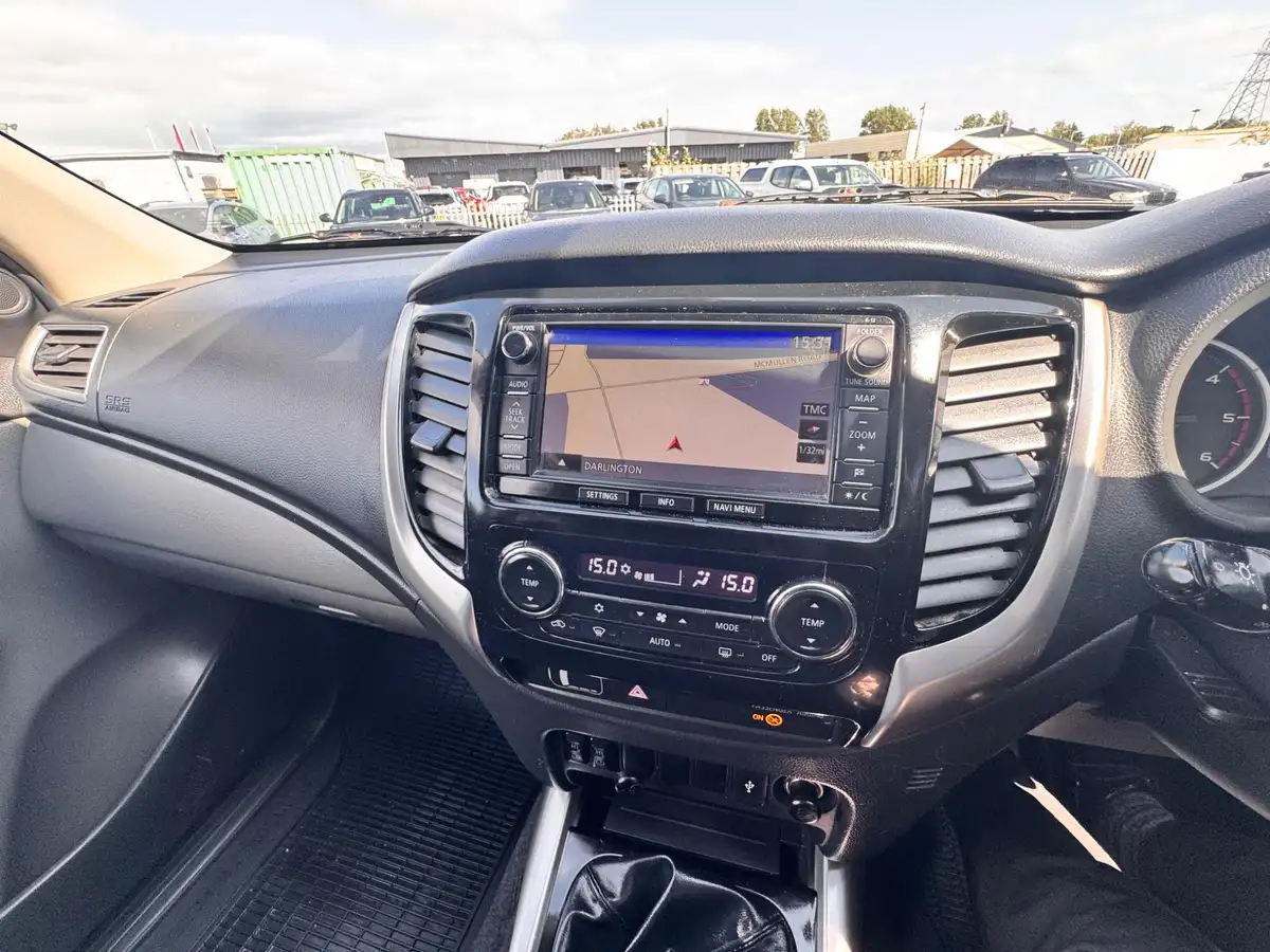 2015-mitsubishi-l200-24di-d-warrior-big-31