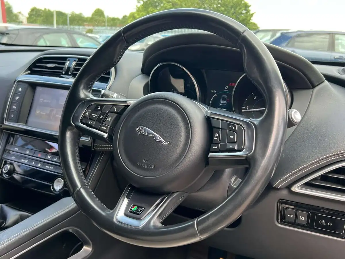 2016-jaguar-f-pace-20-i4d-r-sport-big-19